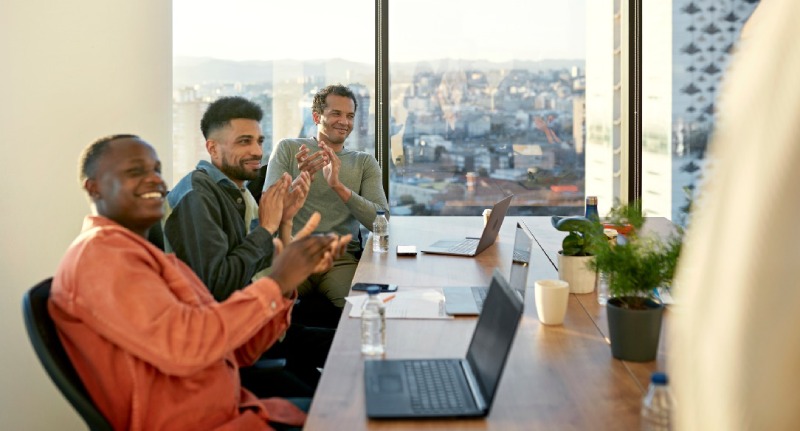 nivel de iluminación recomendado para trabajos en oficinas