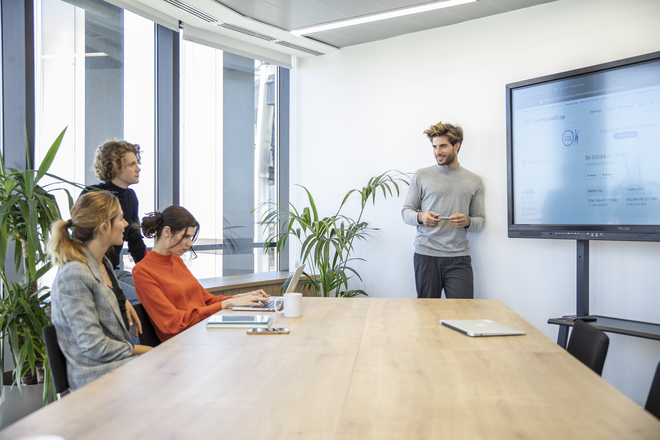 Salas de reuniones con luz natural First Workplaces