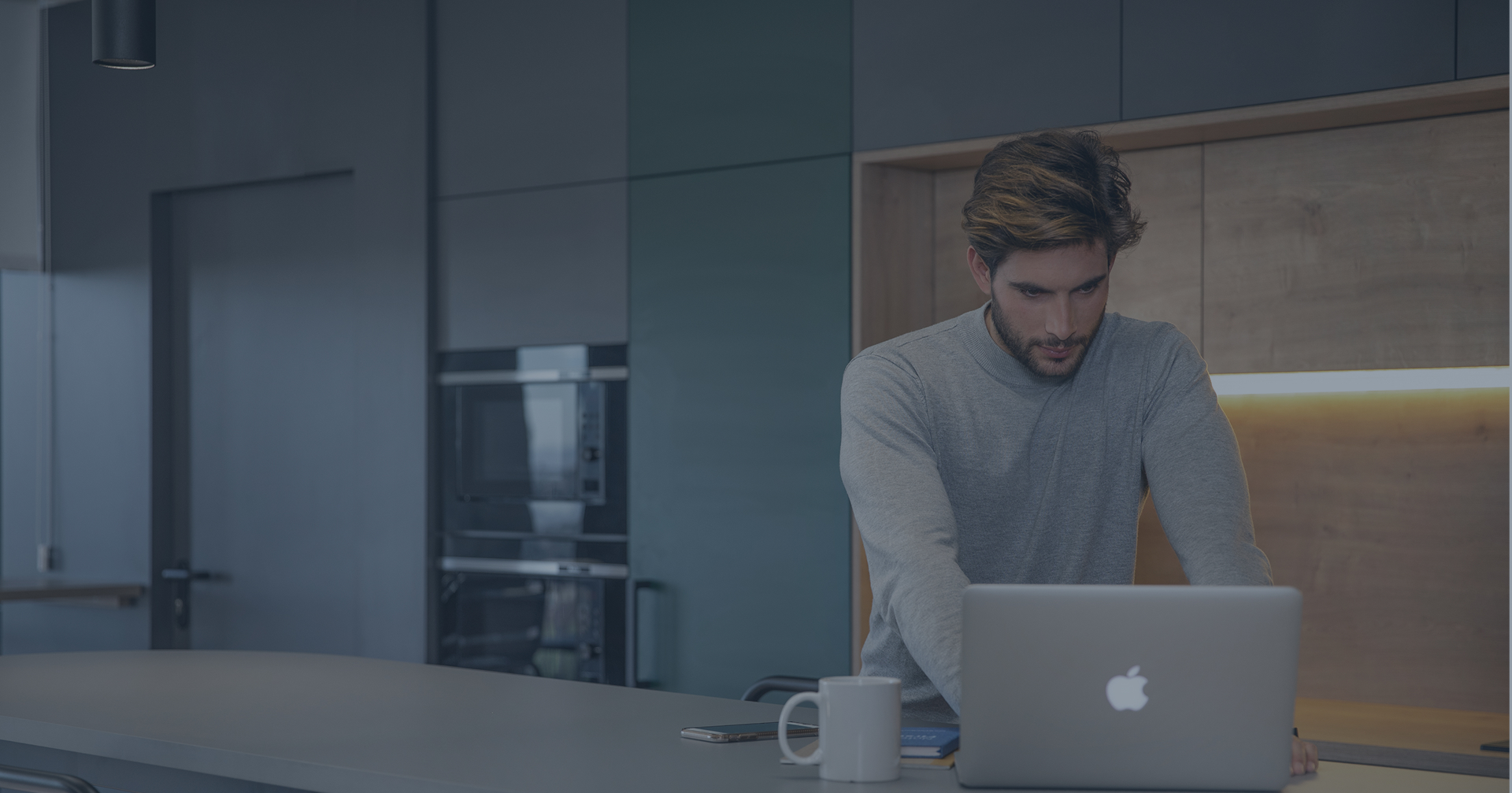 persona trabajando desde su casa