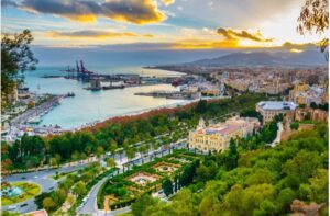Vista de Malaga hacia Ayuntamiento y Puerto
